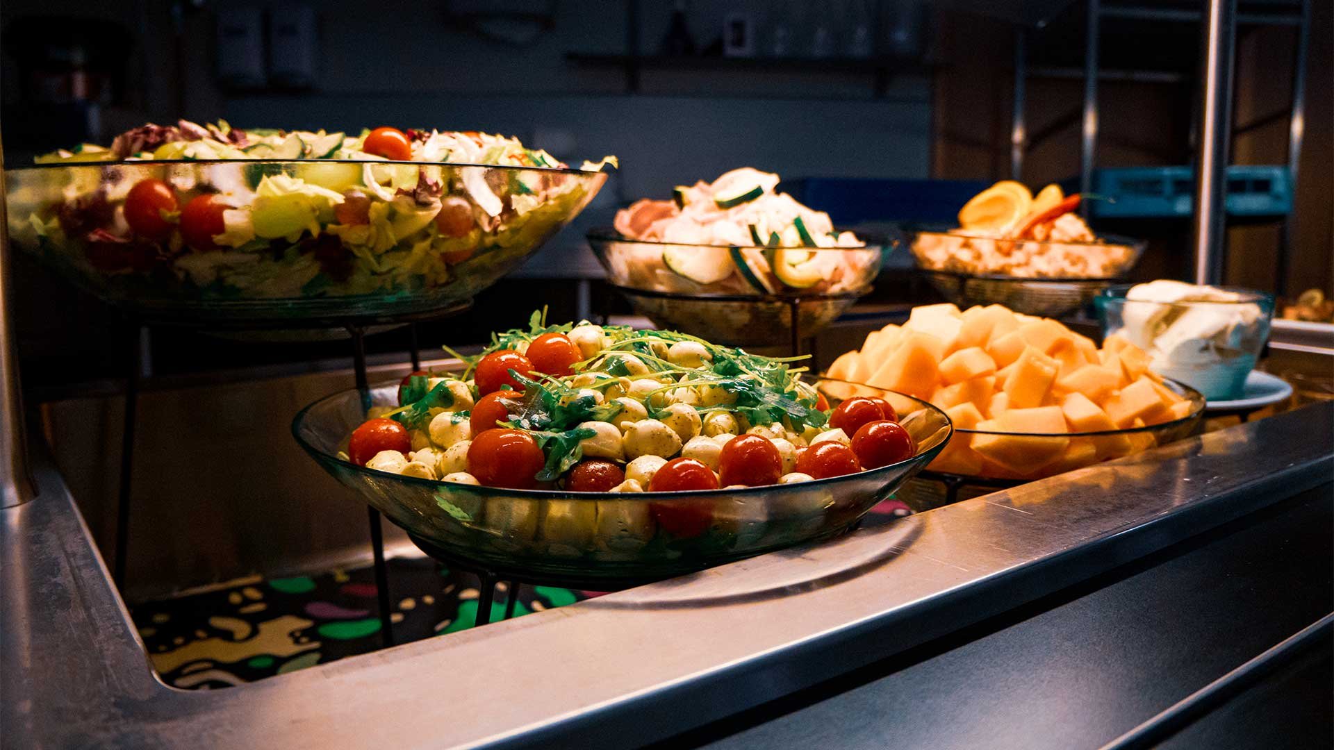 Buffet pöydän ruokia kulhoissa.